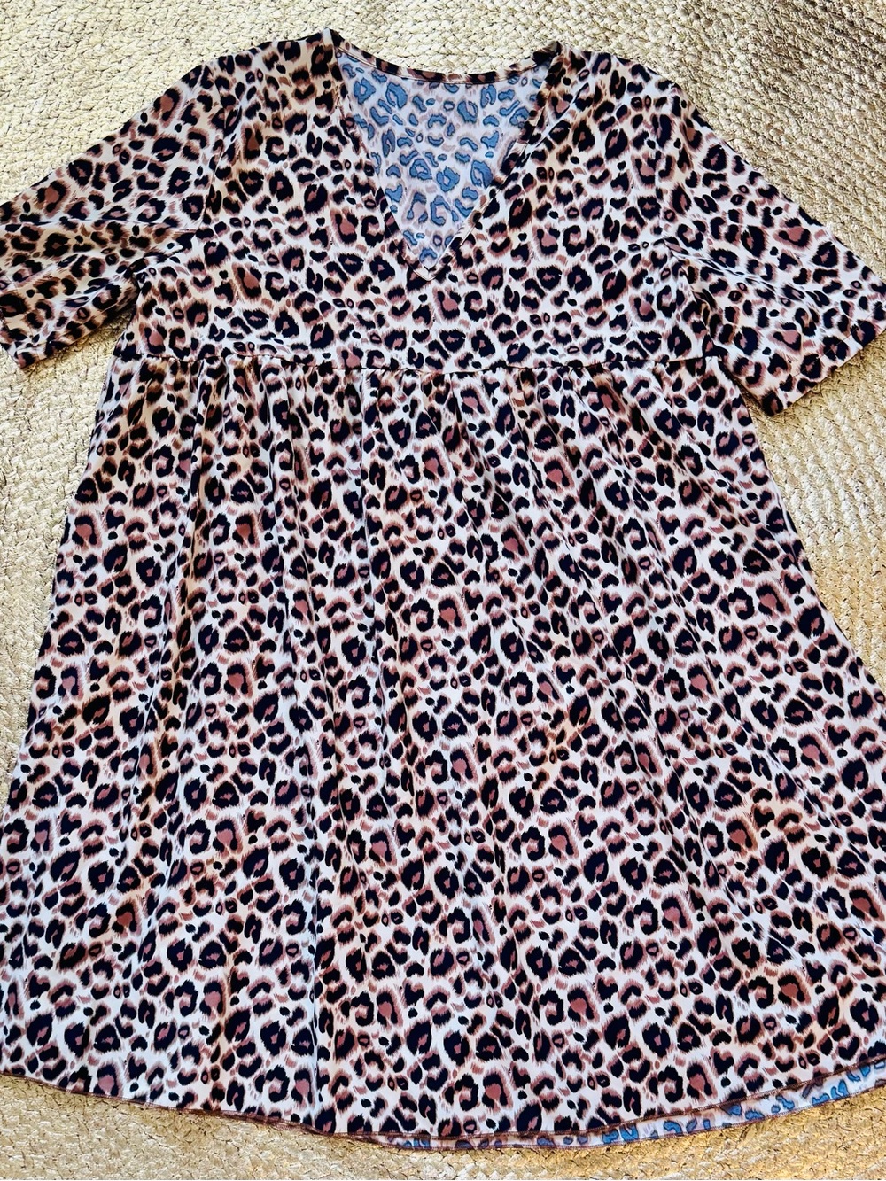 Leopard Print V-Neck Midi Dress ๐บ - Picture 4 of 6